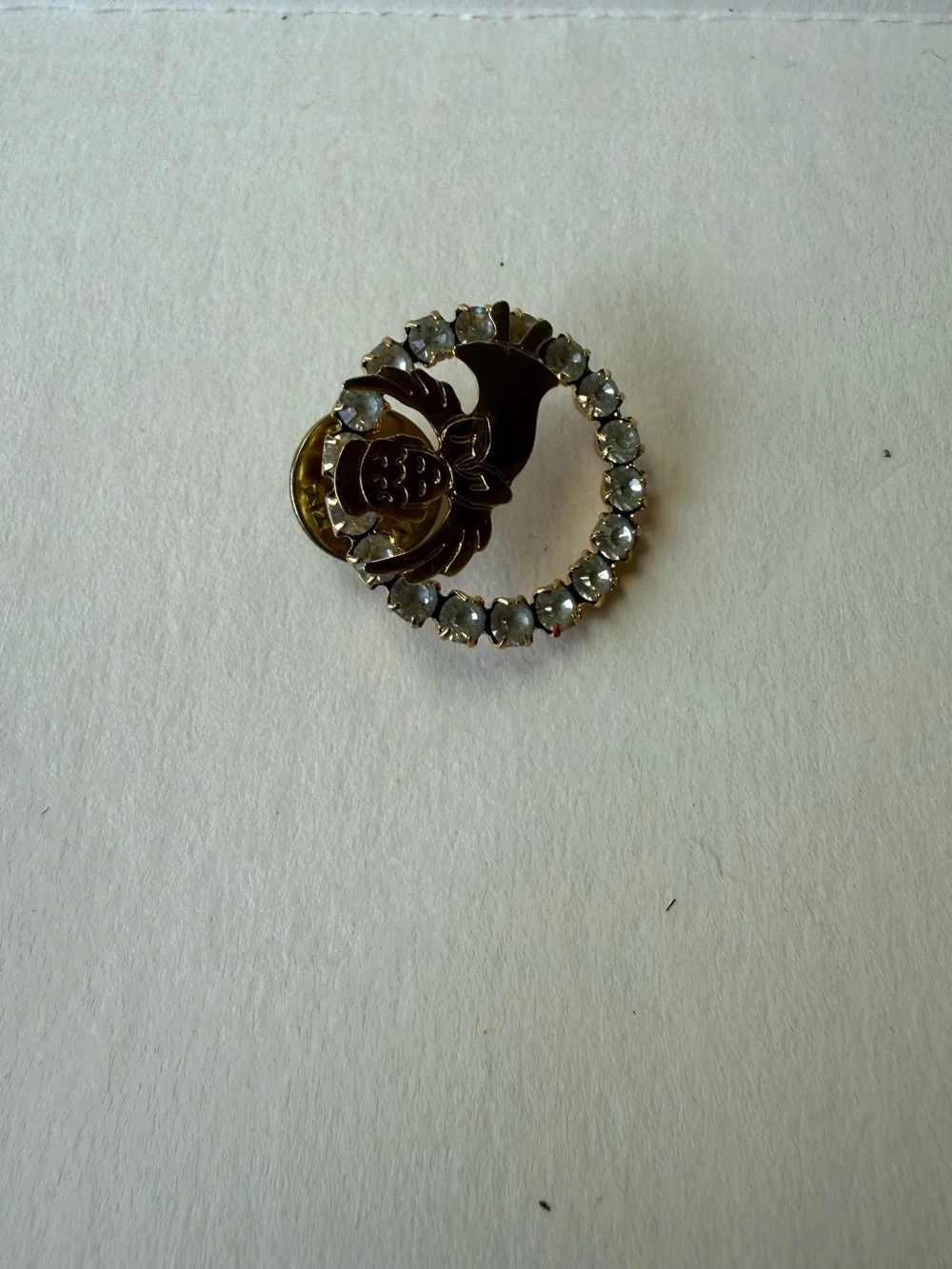 Vintage Open Wreath Rhinestone Gold Toned Cherub Angel Lapel Pin Brooch. - Picture 4 of 8